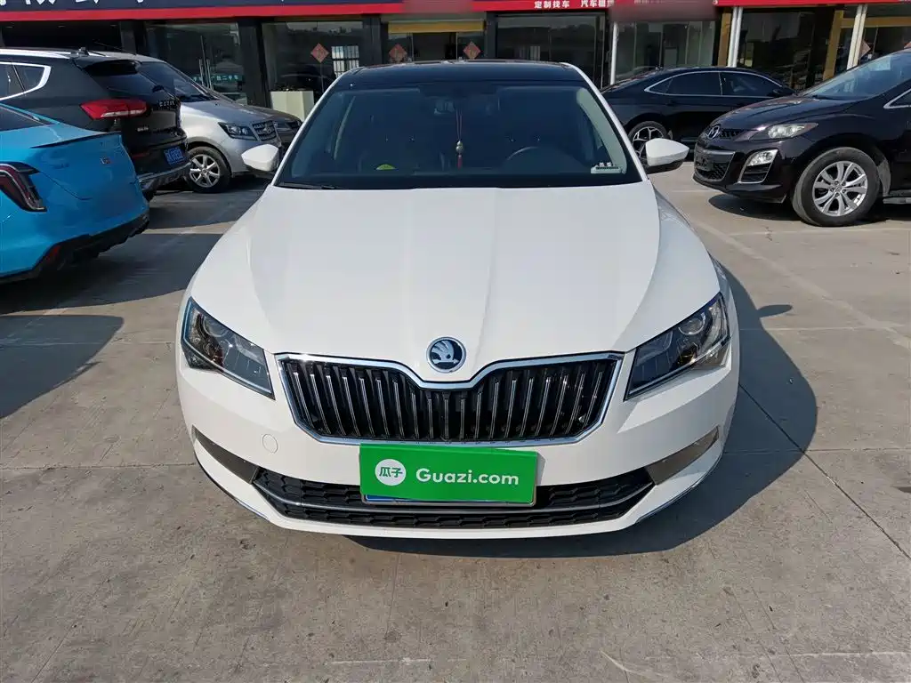 Skoda Superb 2019 — фото 19