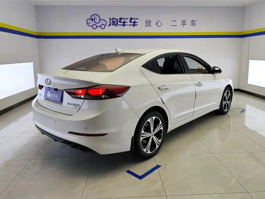 Hyundai Elantra 2018 — фото 3