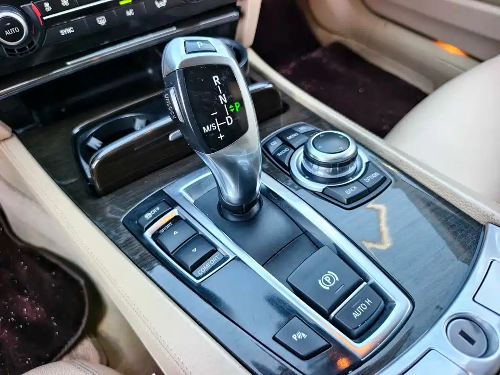 BMW 7 Series 2010 — фото 11
