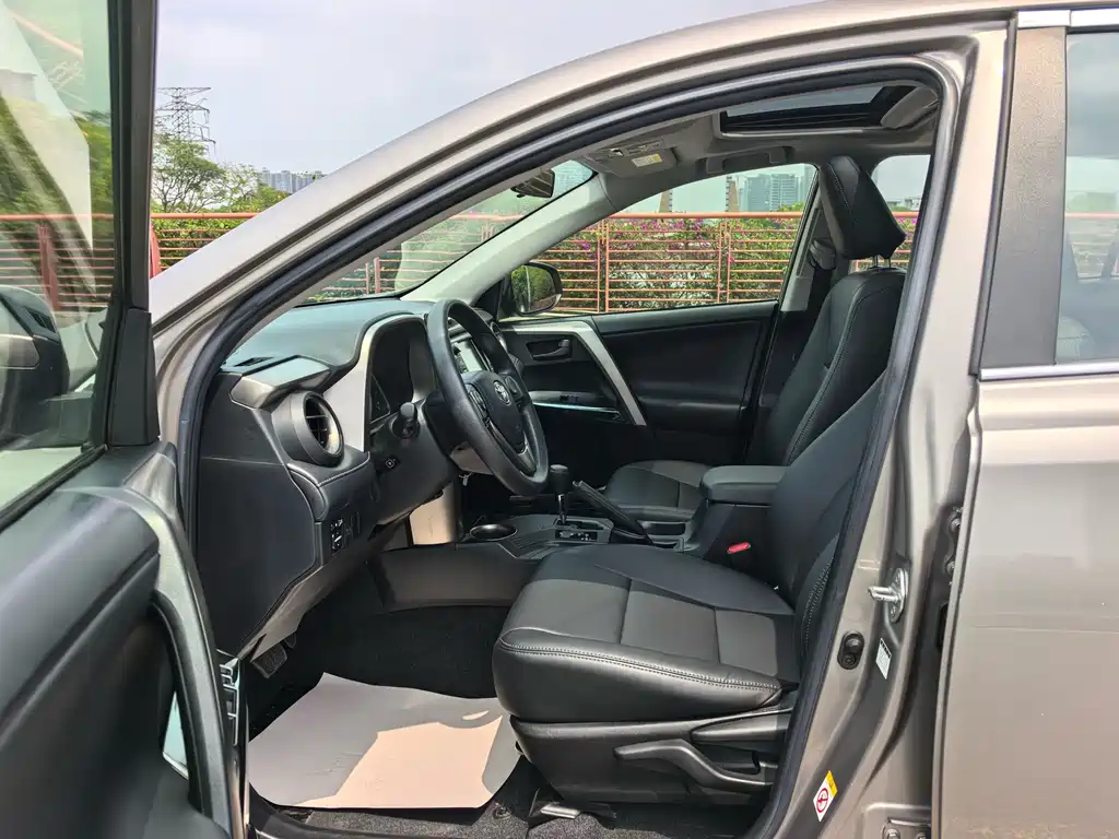 Toyota RAV4 2015 — фото 4
