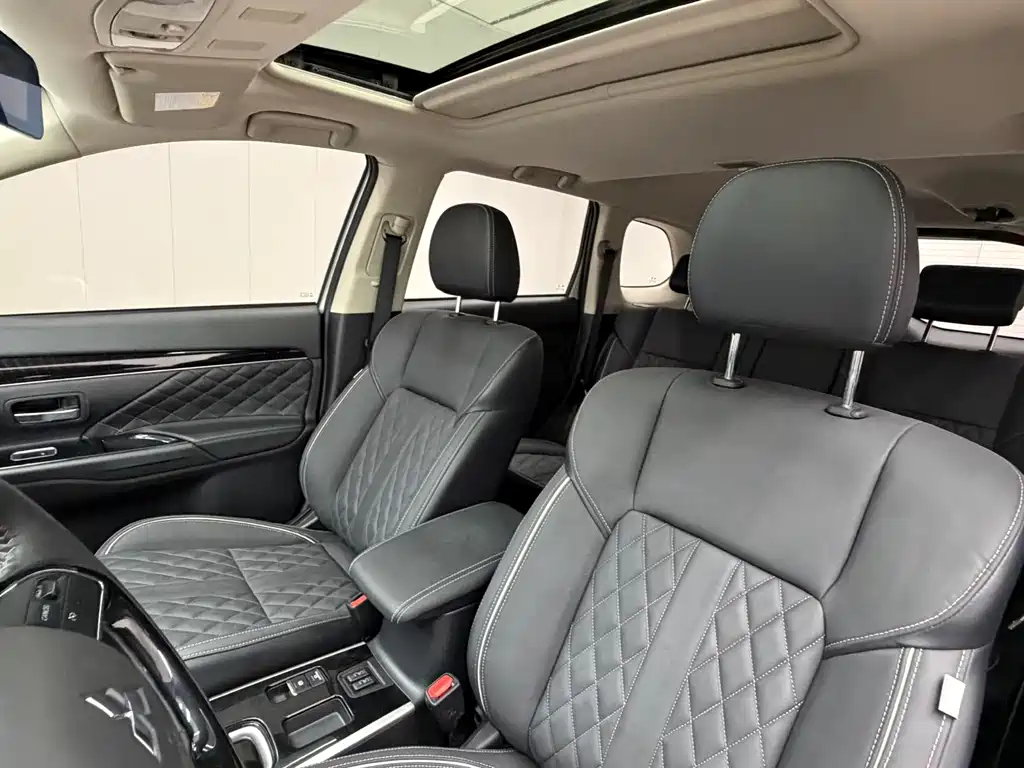 Mitsubishi Outlander 2022 — фото 15