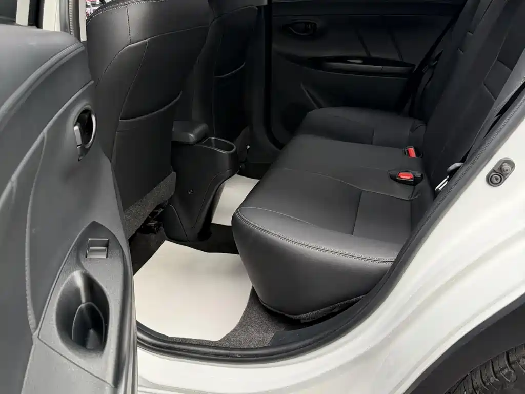 Toyota Yaris L 2022 — фото 16