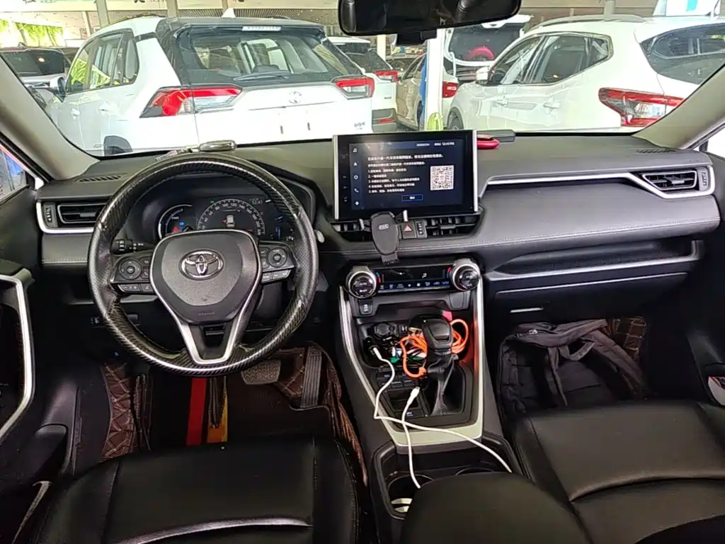Toyota RAV4 2023 — фото 10