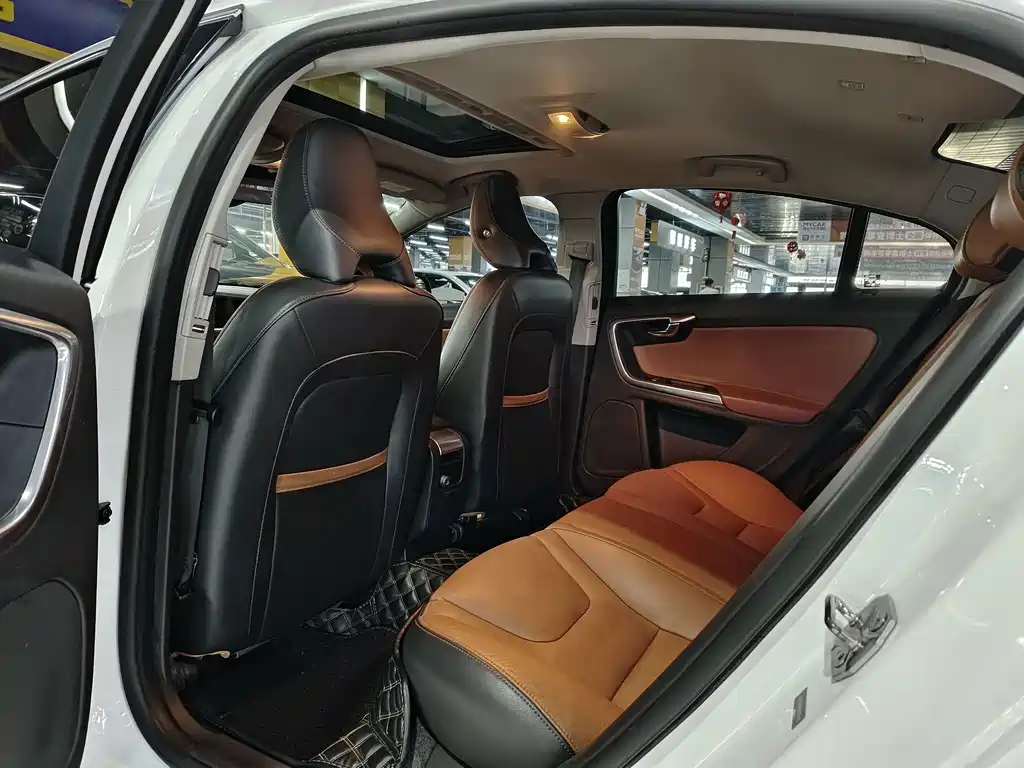 Volvo S60 2018 — фото 12