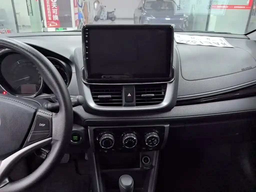 Toyota Yaris L 2022 — фото 13