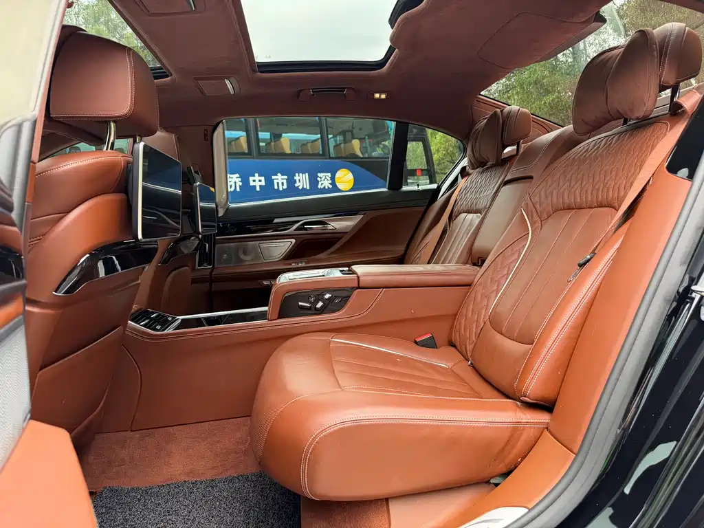 BMW 7 Series 2018 — фото 22