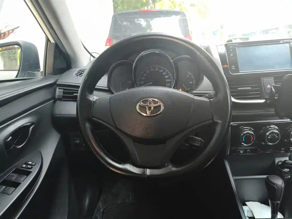 Toyota Yaris L 2018 — фото 6