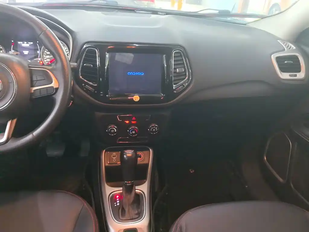 Jeep Compass 2017 — фото 13