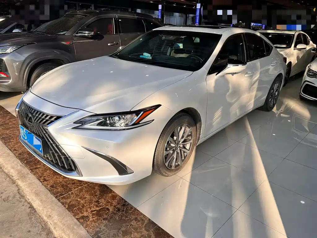 Lexus ES 2022 — фото 1