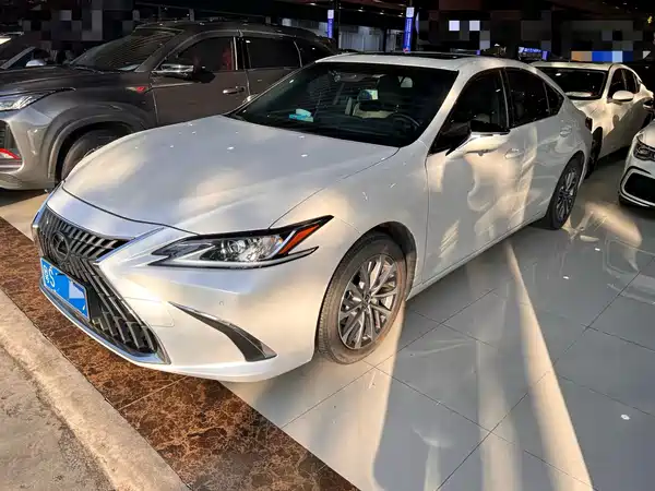 Lexus ES 2022
