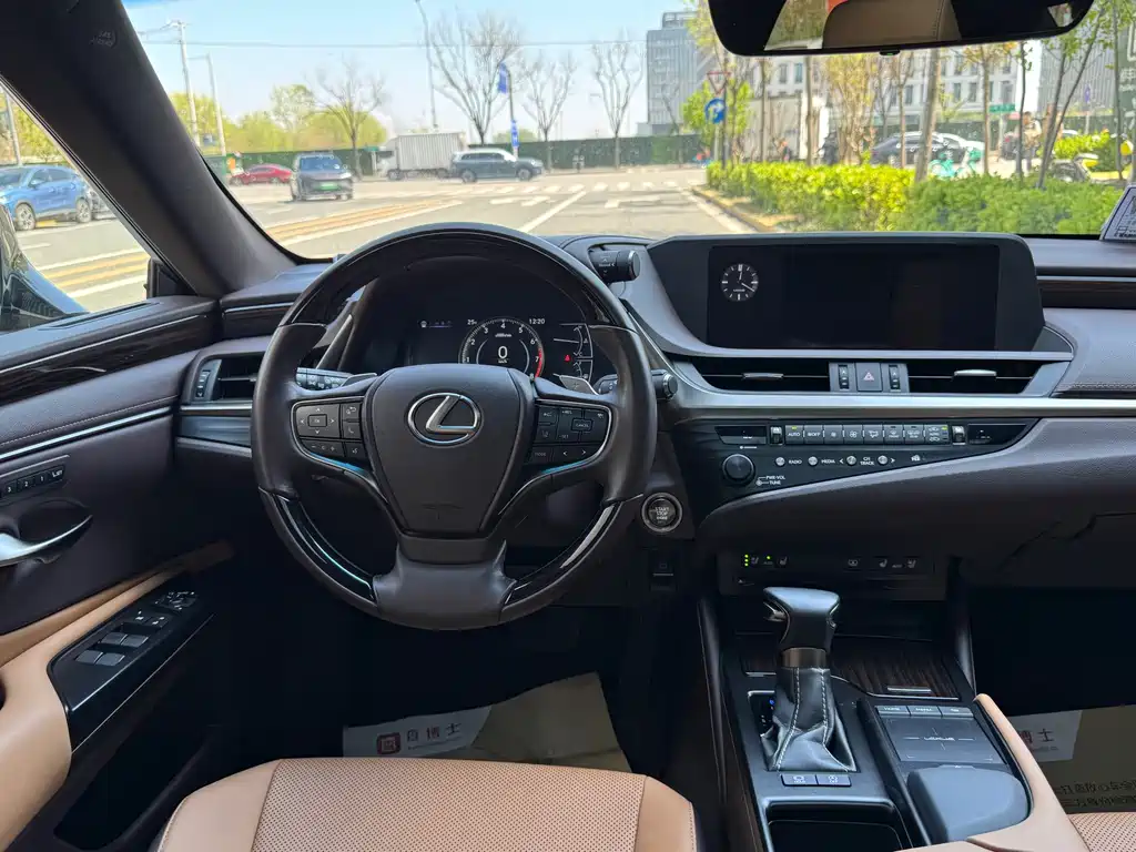Lexus ES 2019