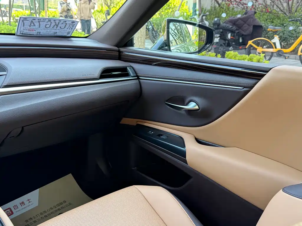 Lexus ES 2019 — фото 10