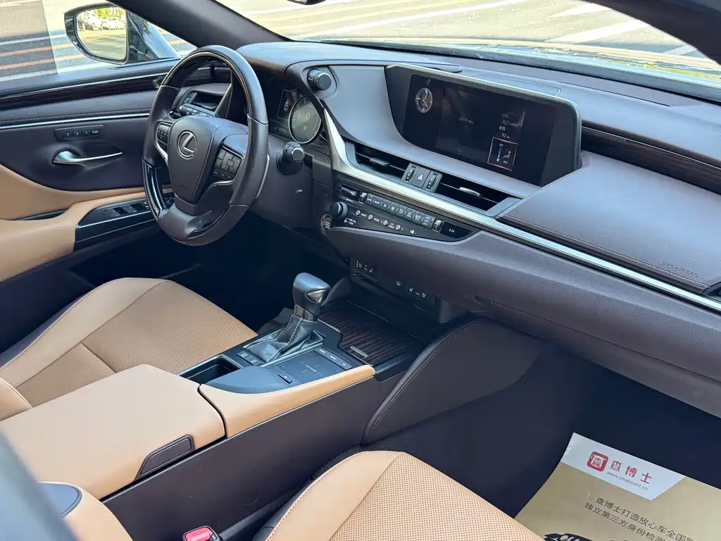 Lexus ES 2019 — фото 19