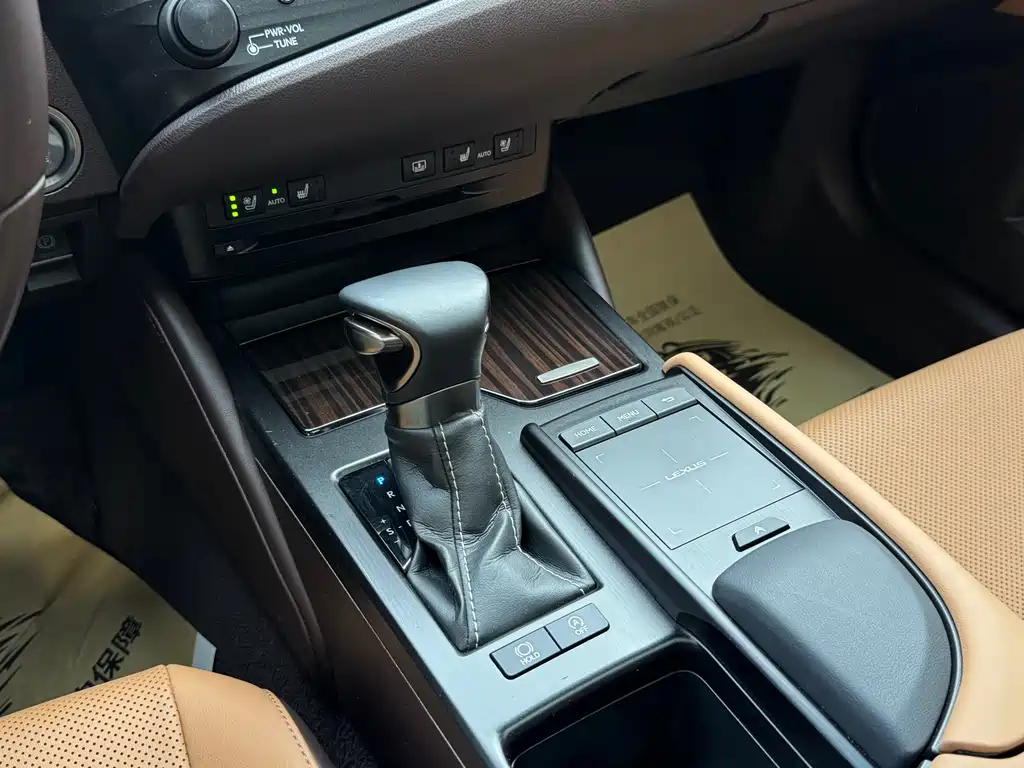Lexus ES 2019 — фото 16