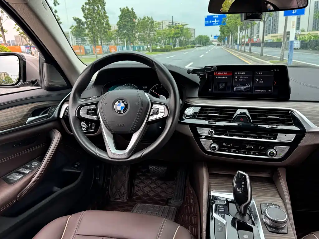 BMW 5 Series 2019 — фото 8