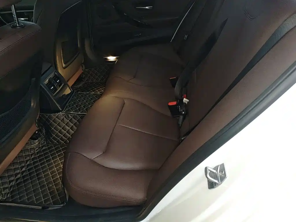 BMW 3 Series 2018 — фото 17