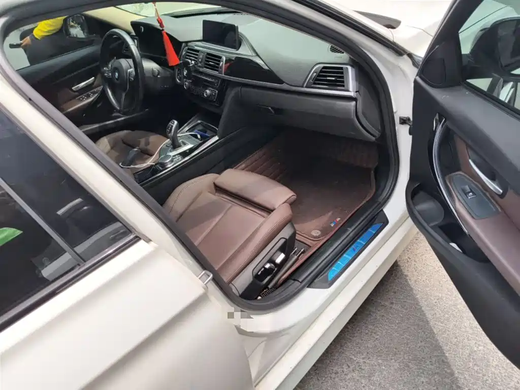 BMW 3 Series 2018 — фото 20
