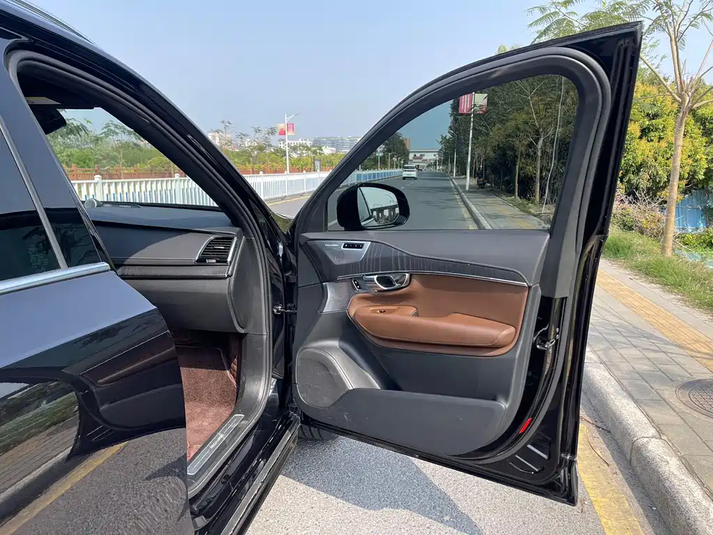 Volvo XC90 PHEV 2022 — фото 11