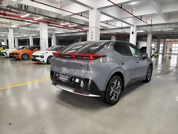 Lynk & Co Z20 2024