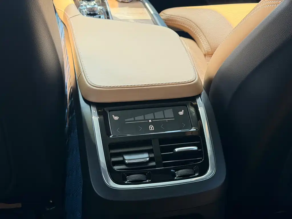 Volvo XC90 2018 — фото 12