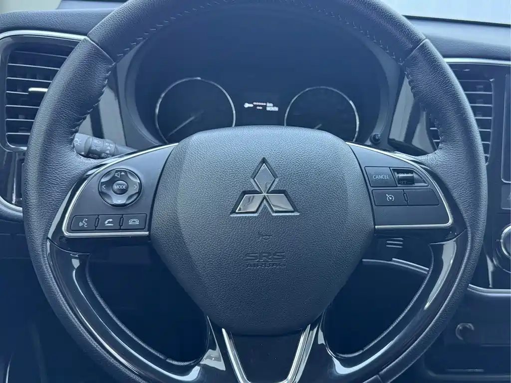 Mitsubishi Outlander 2023 — фото 12
