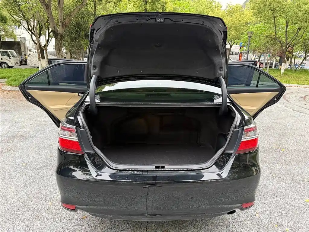 Toyota Camry 2017 — фото 23
