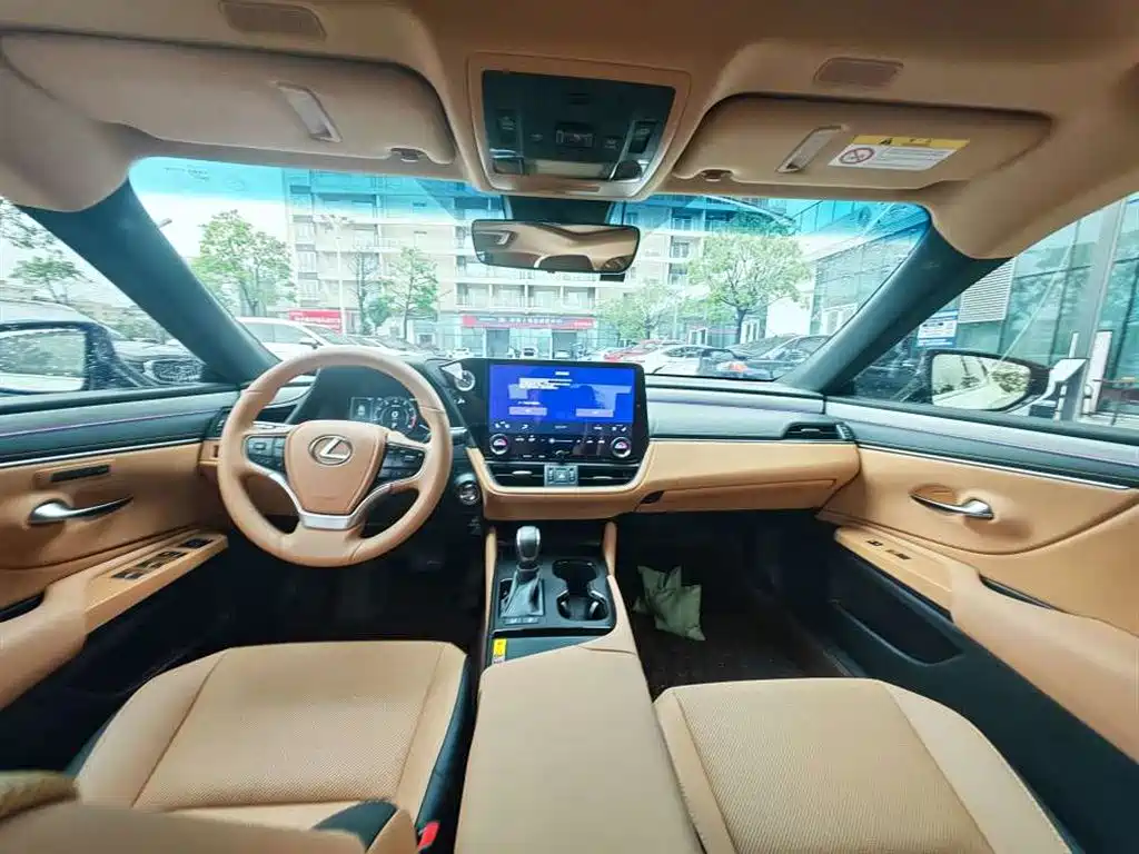 Lexus ES 2025
