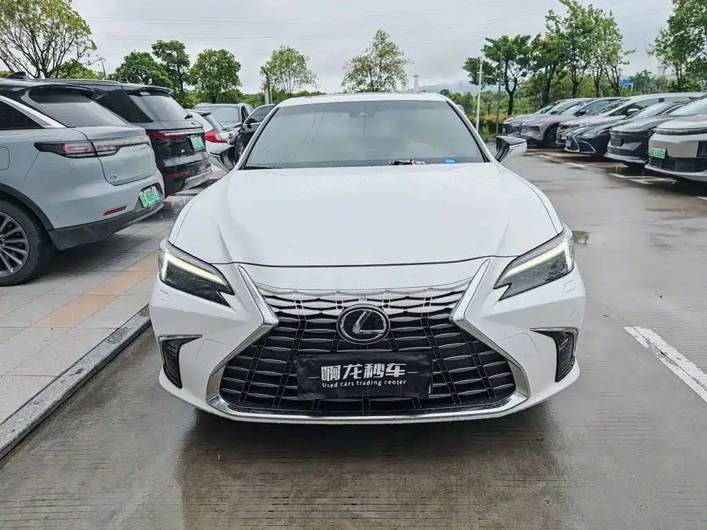 Lexus ES 2025