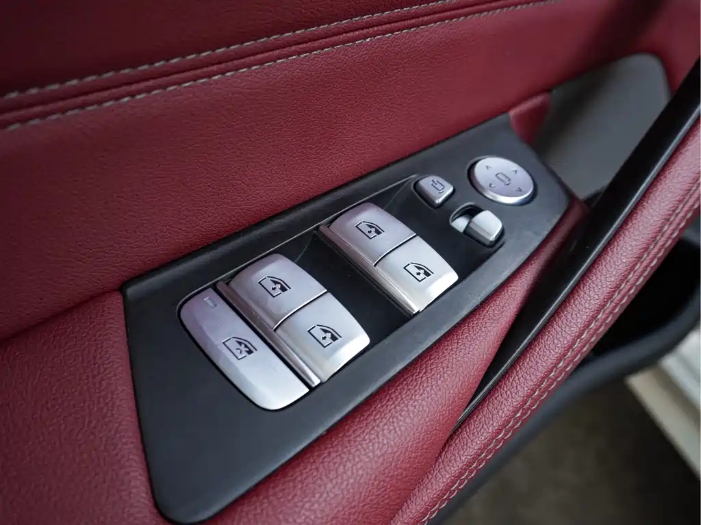 BMW 5 Series 2023 — фото 11