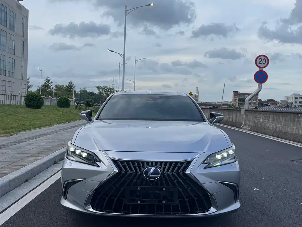 Lexus ES 2021