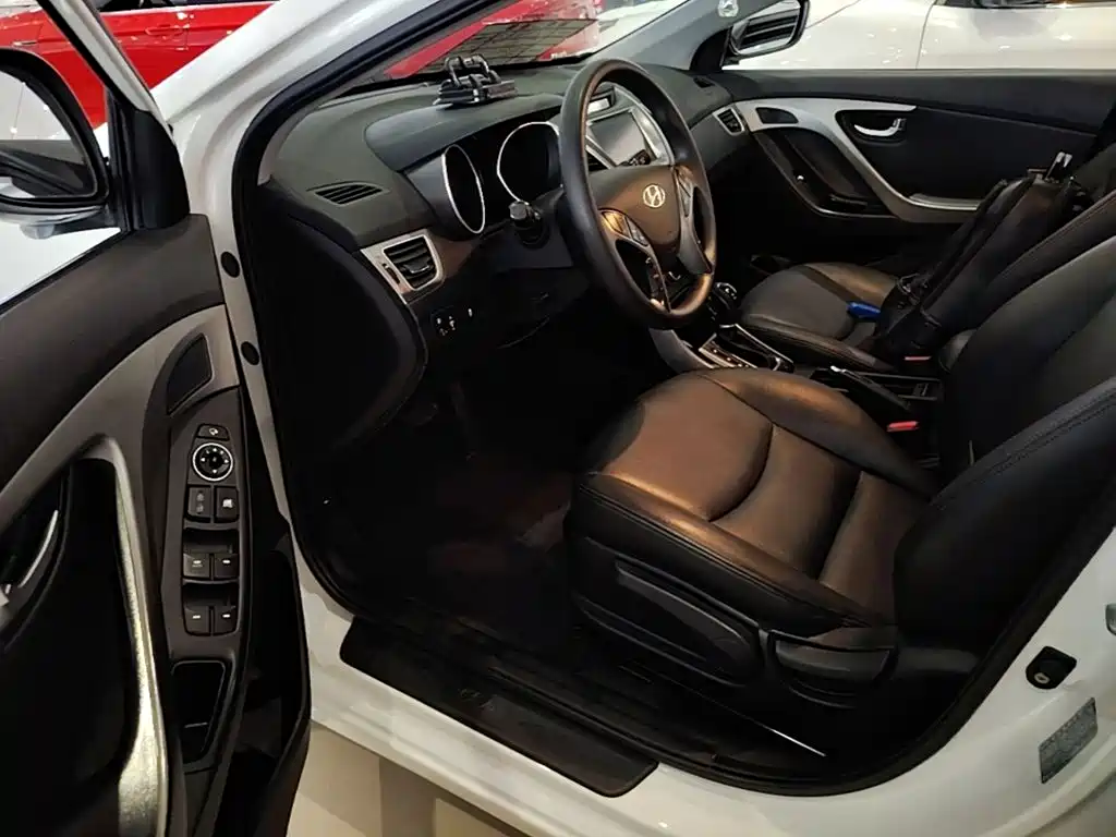 Hyundai Elantra 2017 — фото 16