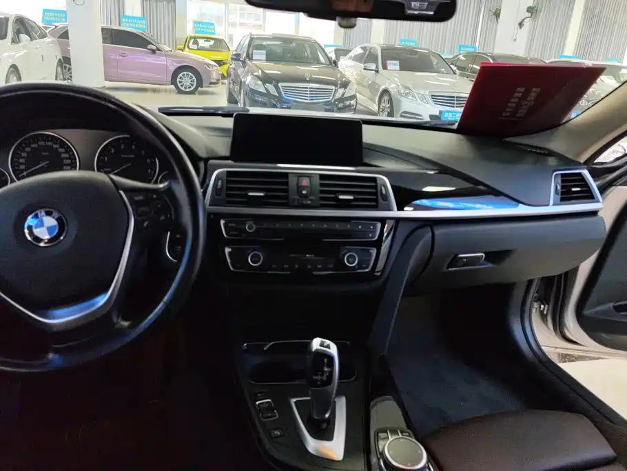 BMW 3 Series 2018 — фото 13