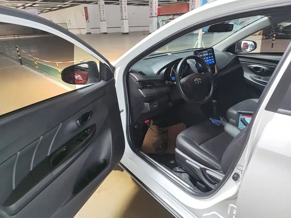 Toyota Yaris L 2020 — фото 16