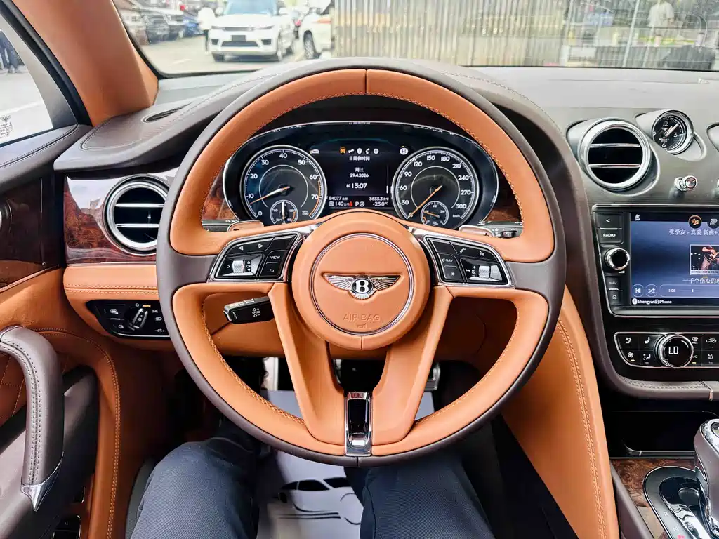 Bentley Bentayga 2018 — фото 10