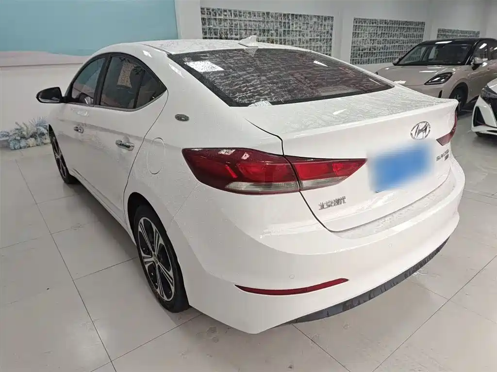 Hyundai Elantra 2018 — фото 5