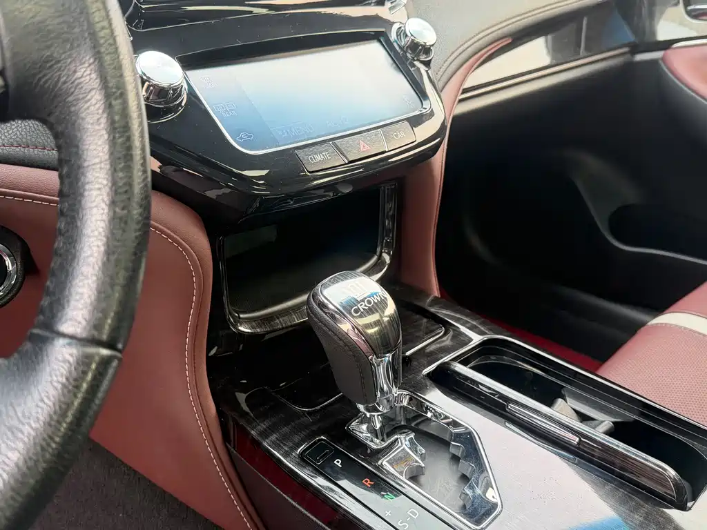 Toyota Crown 2017 — фото 14