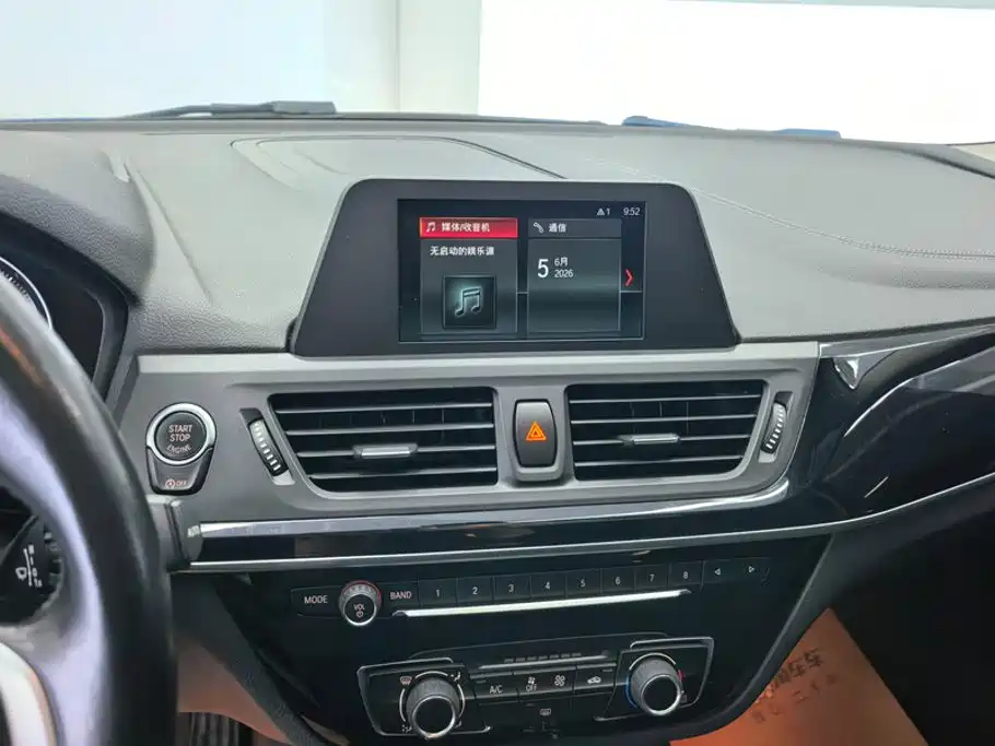BMW 1 Series 2018 — фото 13