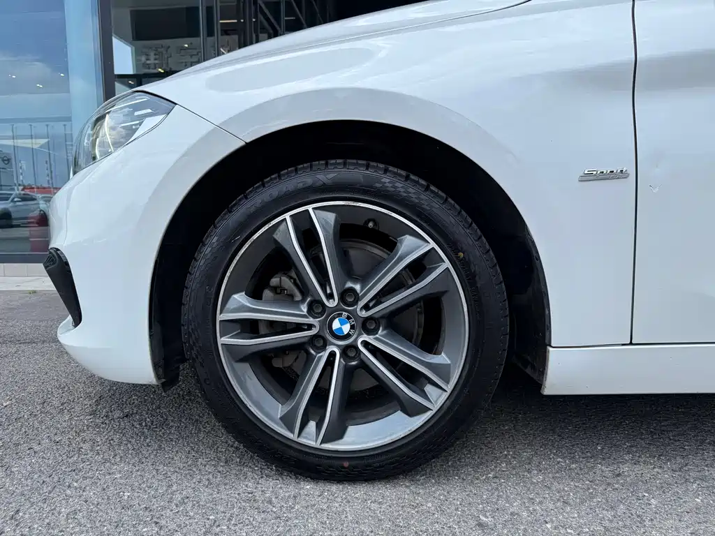 BMW 1 Series 2018 — фото 11