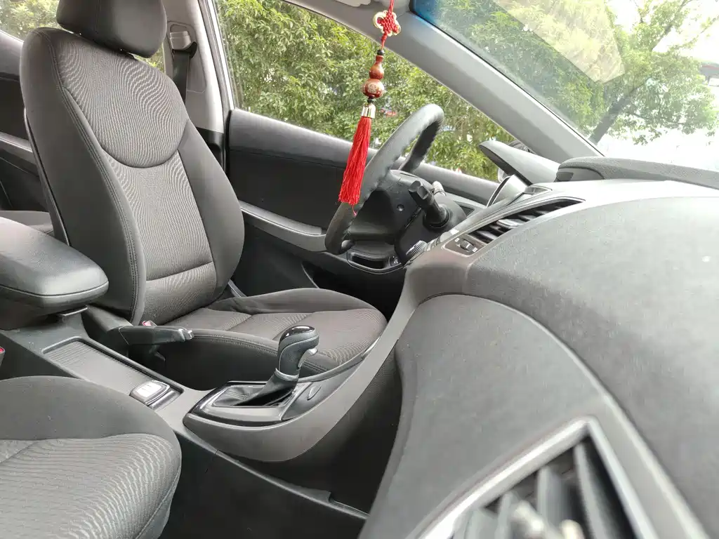 Hyundai Elantra 2016 — фото 17