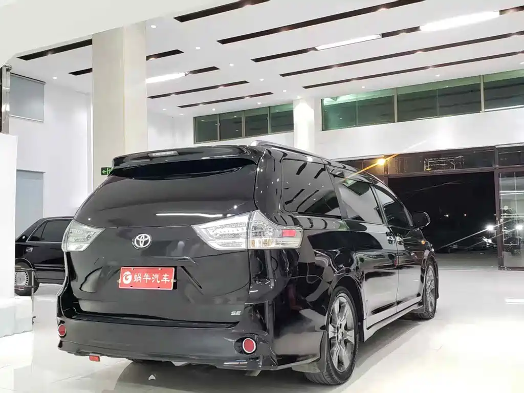 Toyota Sienna 2016 — фото 13