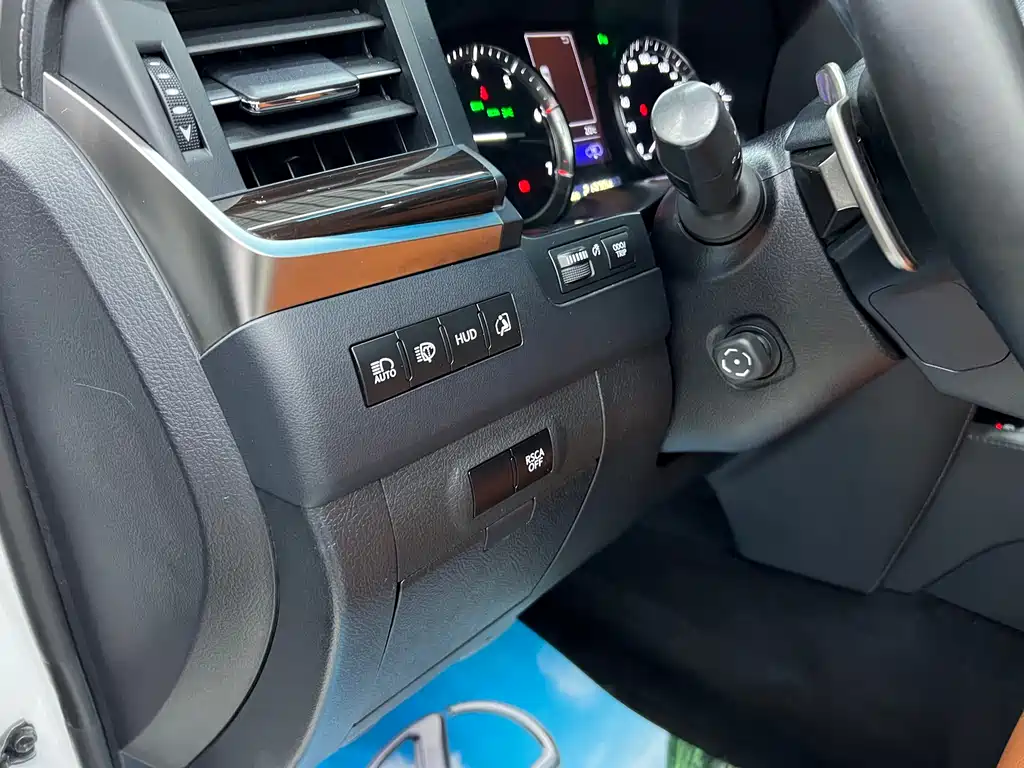 Lexus LX 2018 — фото 16
