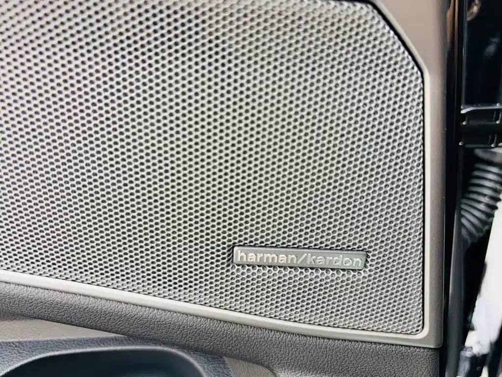 BMW 3 Series 2025 — фото 9
