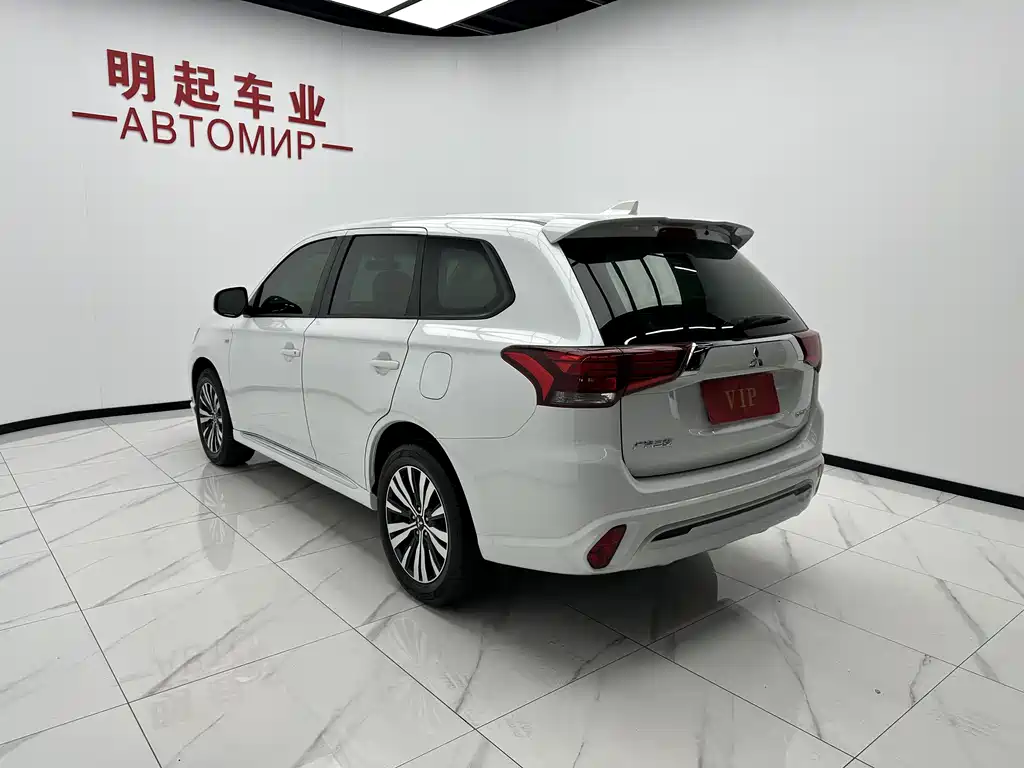 Mitsubishi Outlander 2023 — фото 8