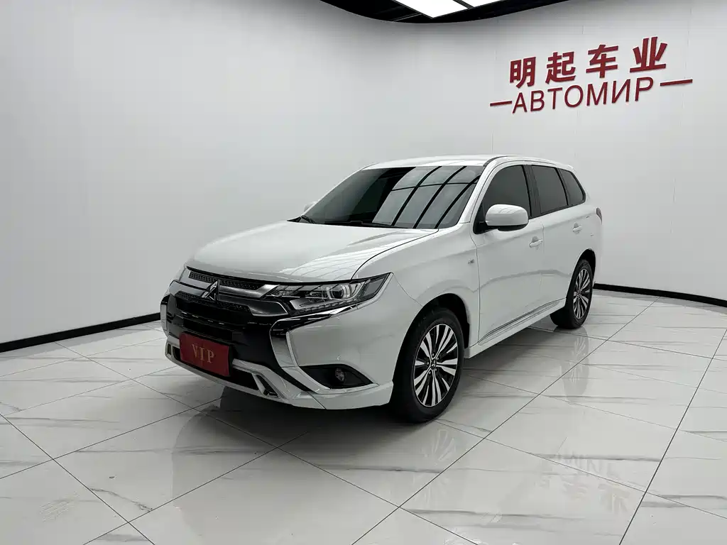 Mitsubishi Outlander 2023 — фото 4