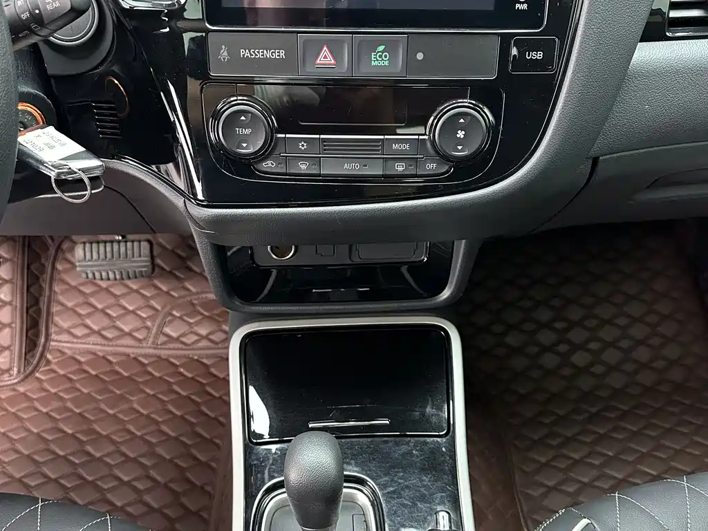 Mitsubishi Outlander 2023 — фото 15