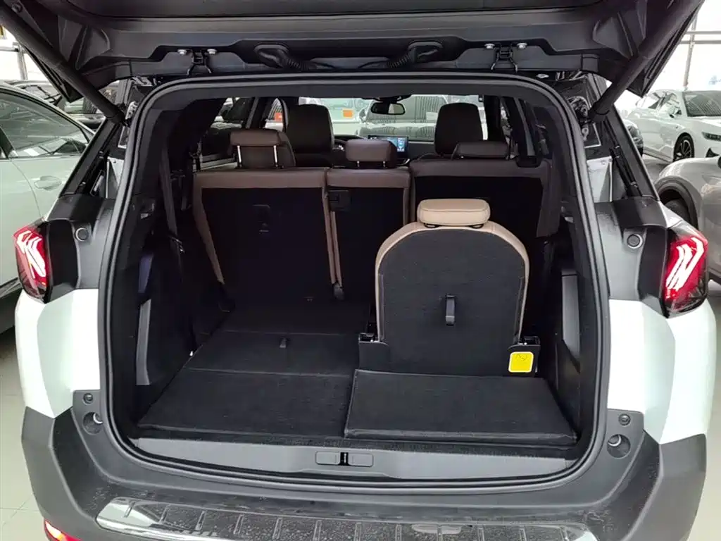 Peugeot 5008 2023 — фото 19