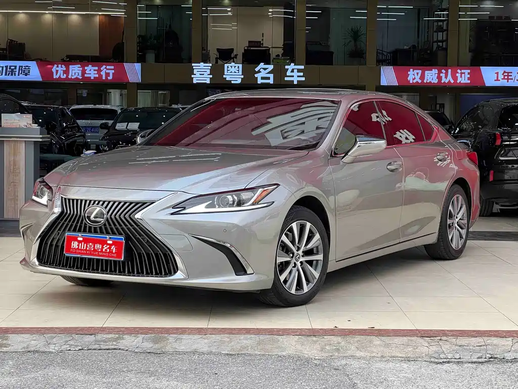 Lexus ES 2020 — фото 1