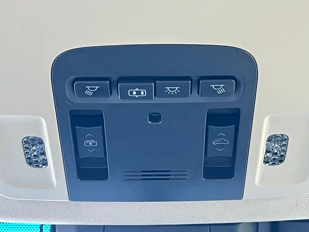 Toyota Camry 2019 — фото 38