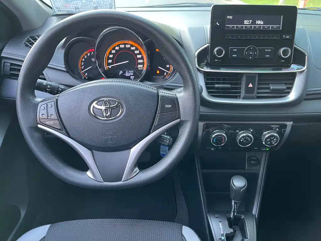 Toyota Yaris L 2022 — фото 9