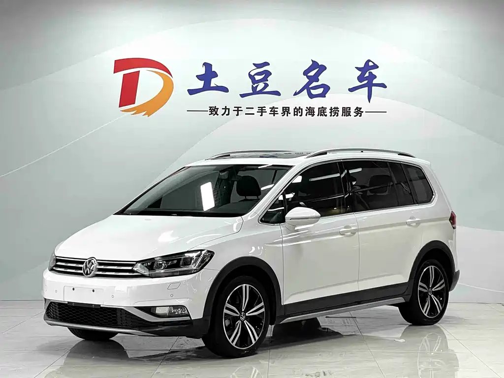 Volkswagen Touran 2022 — фото 1